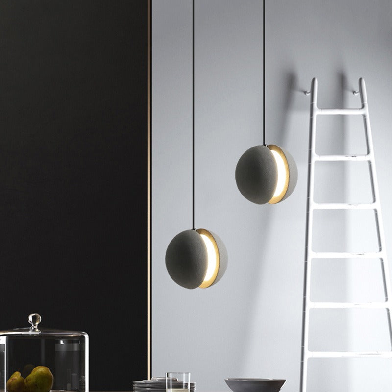 Modern pendellampa i månform