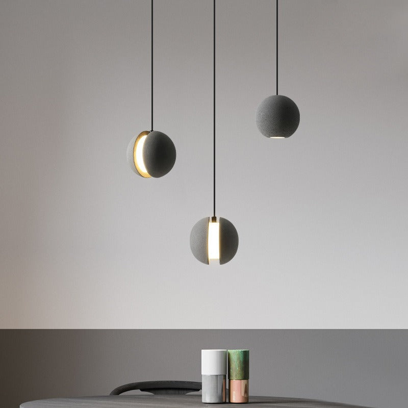 Modern pendellampa i månform