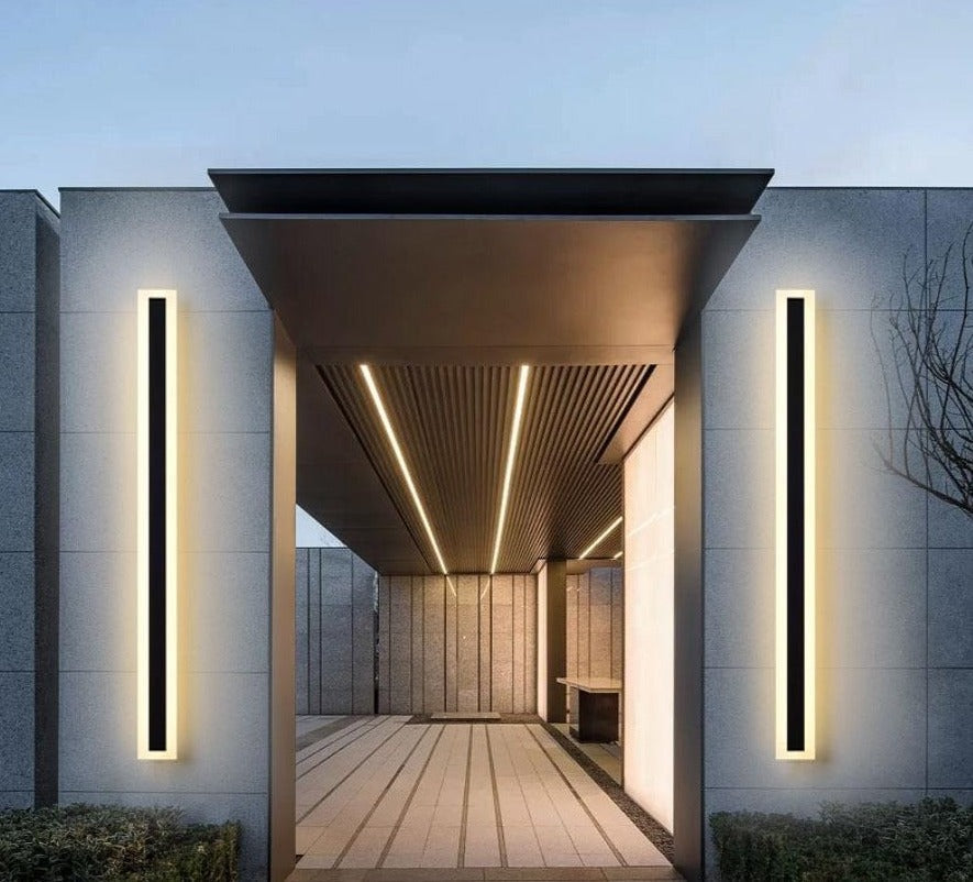 Vattentät utomhusvägglampa med en ram