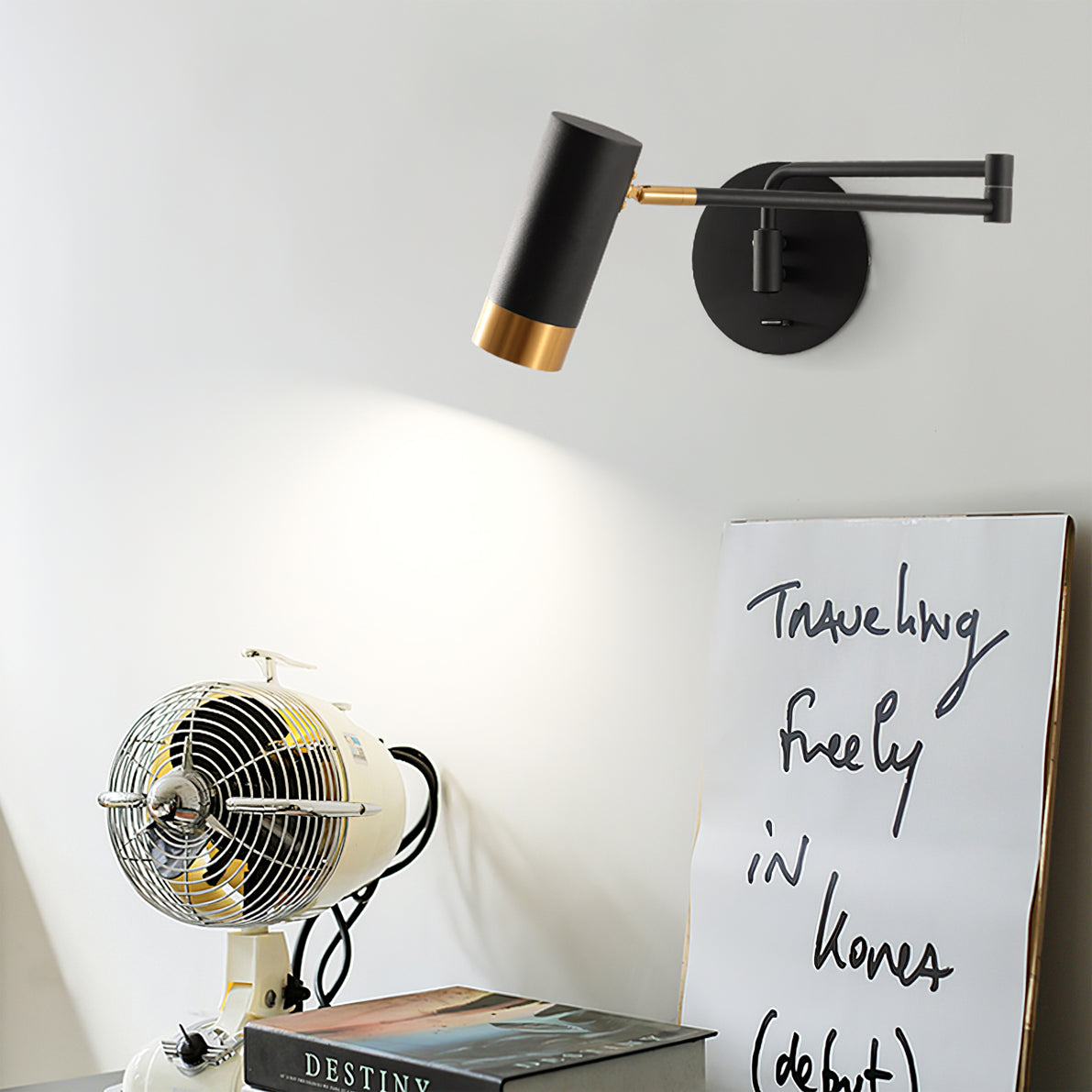 Vägglampa med justerbar arm