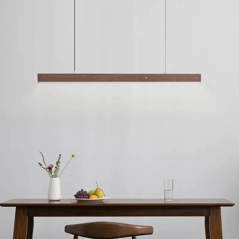 Lång pendellampa i trä