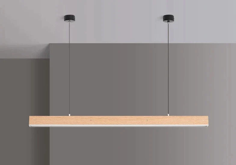 Lång pendellampa i trä