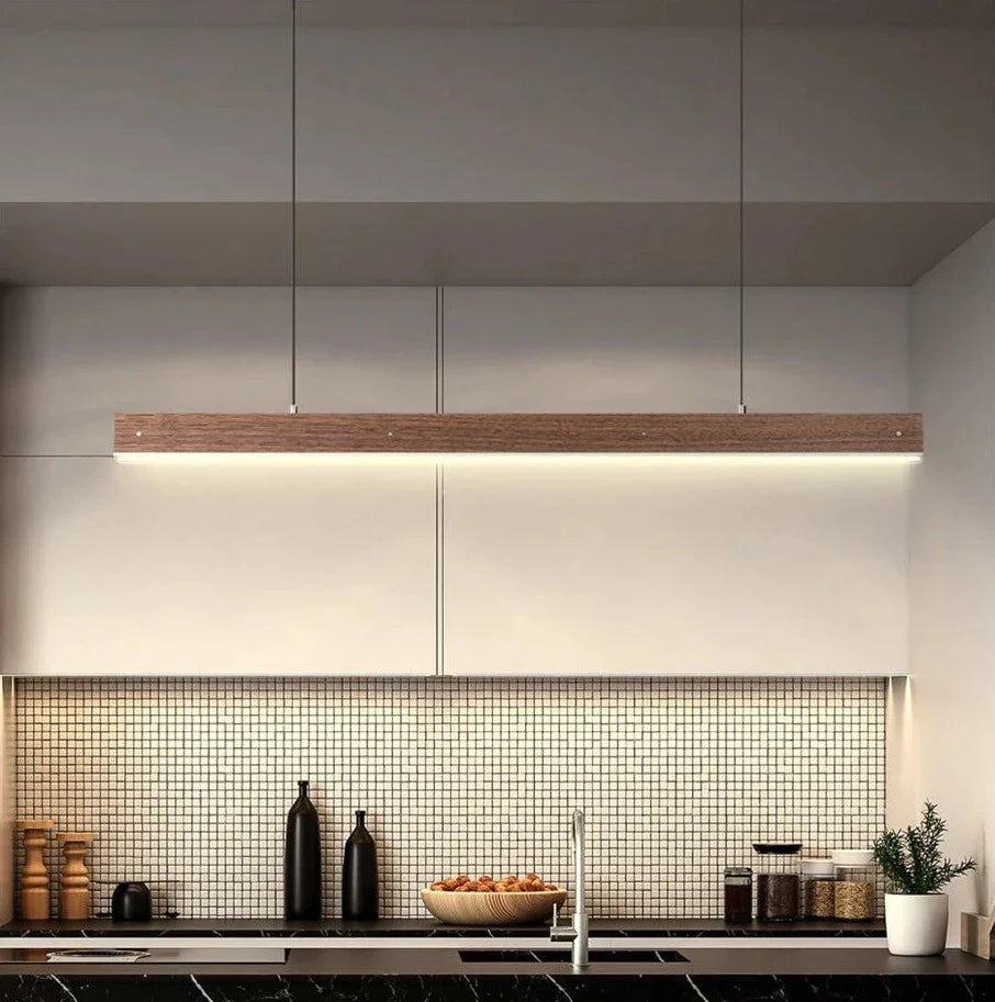 Lång pendellampa i trä