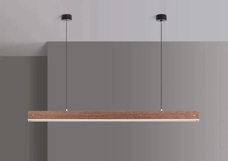 Lång pendellampa i trä