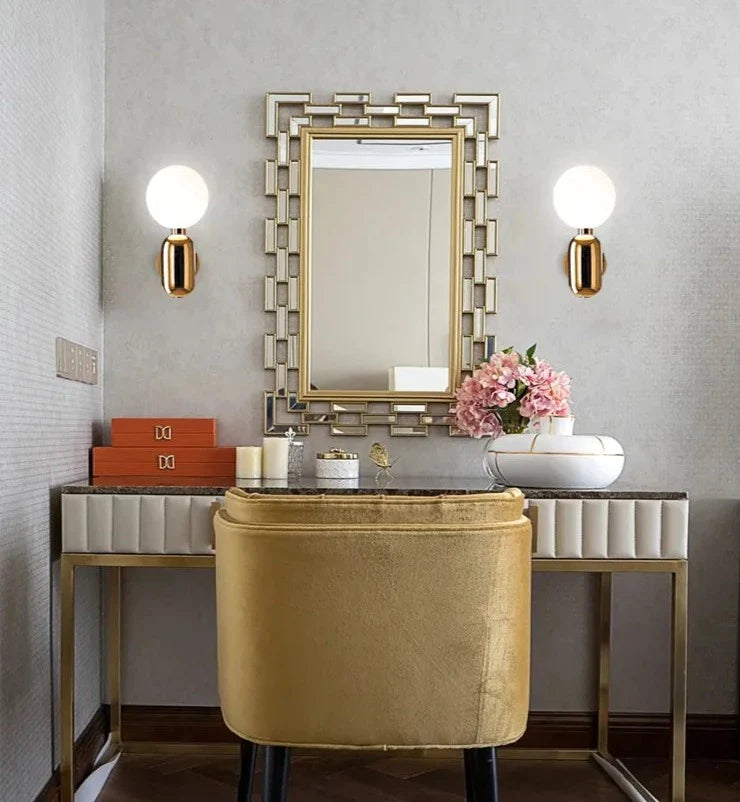 Minimalistisk vägglampa i guld