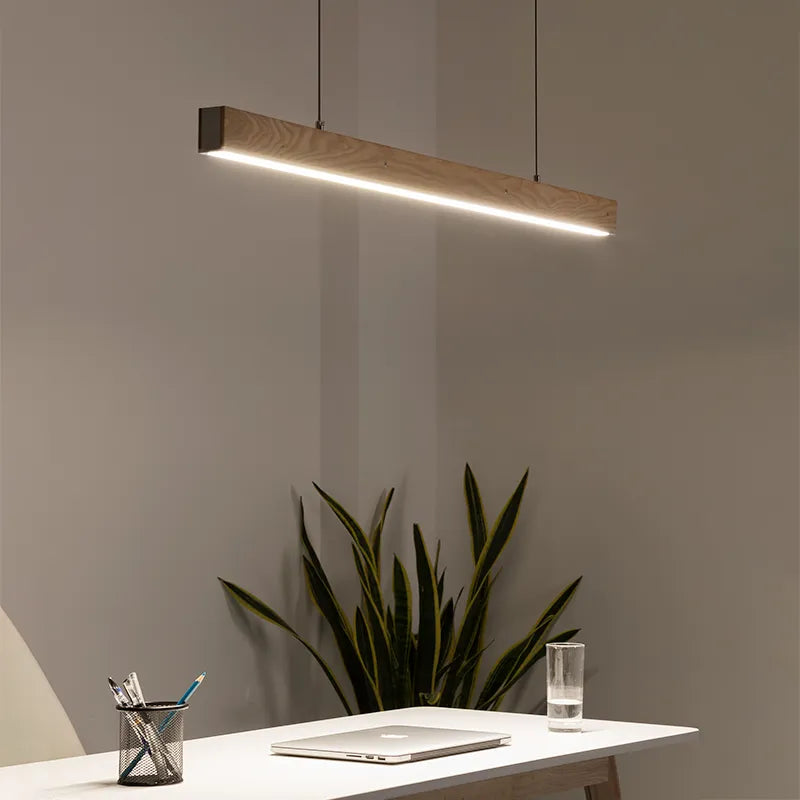 Lång pendellampa i trä