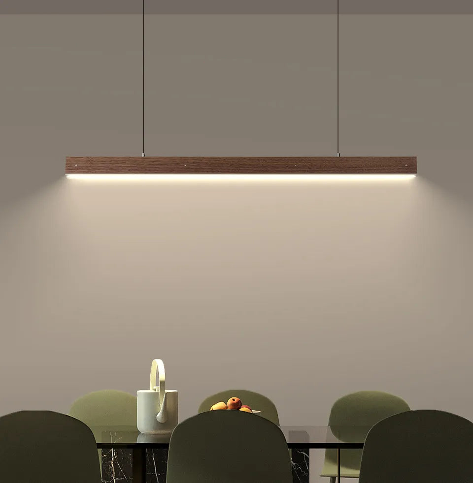 Lång pendellampa i trä