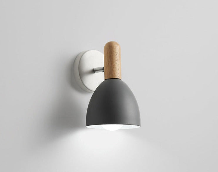 Vägglampa i trä
