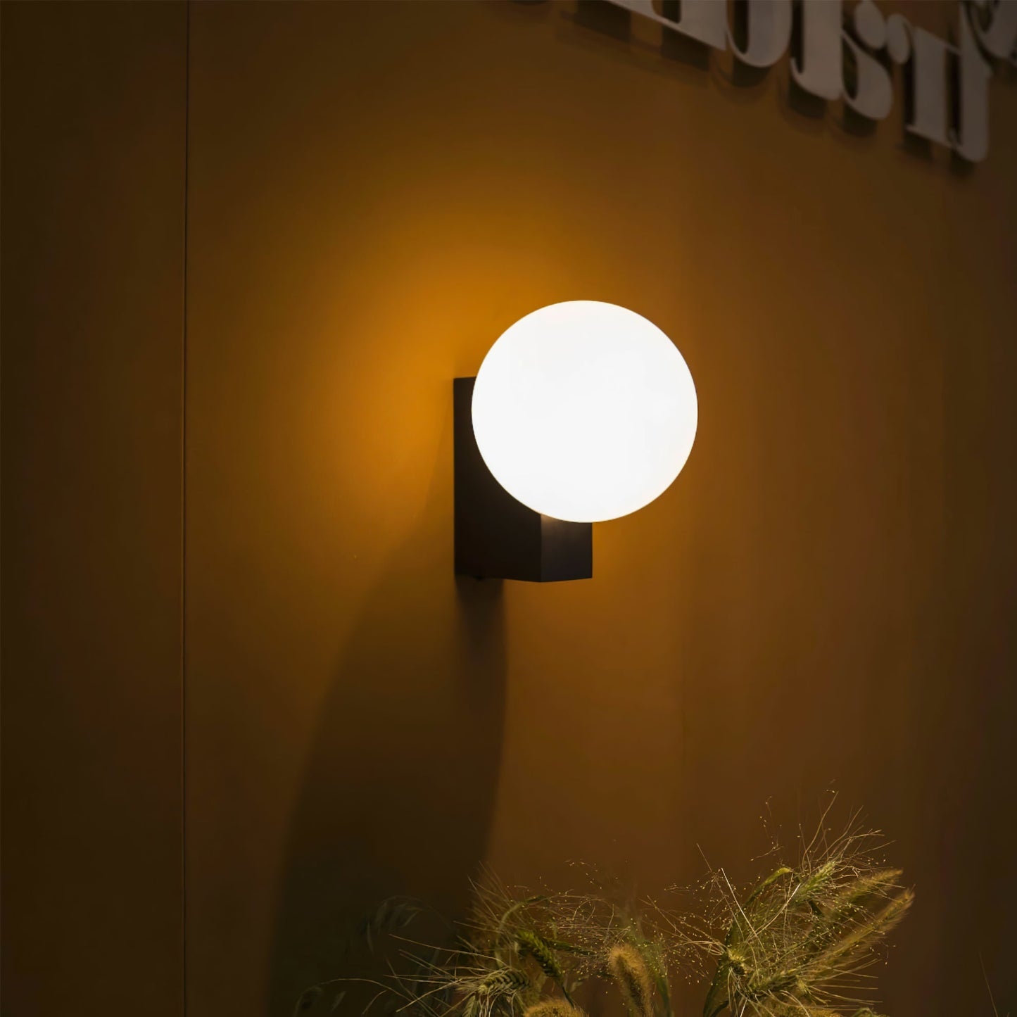 Minimalistisk vägglampa i trä