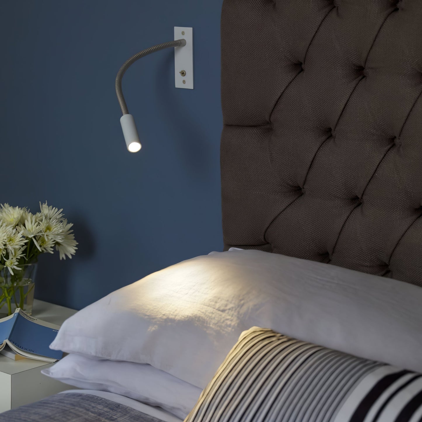 Justerbar vägglampa för sovrum