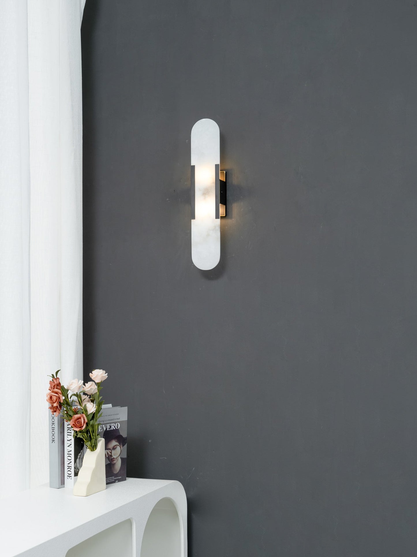 Oval vägglampa i marmor