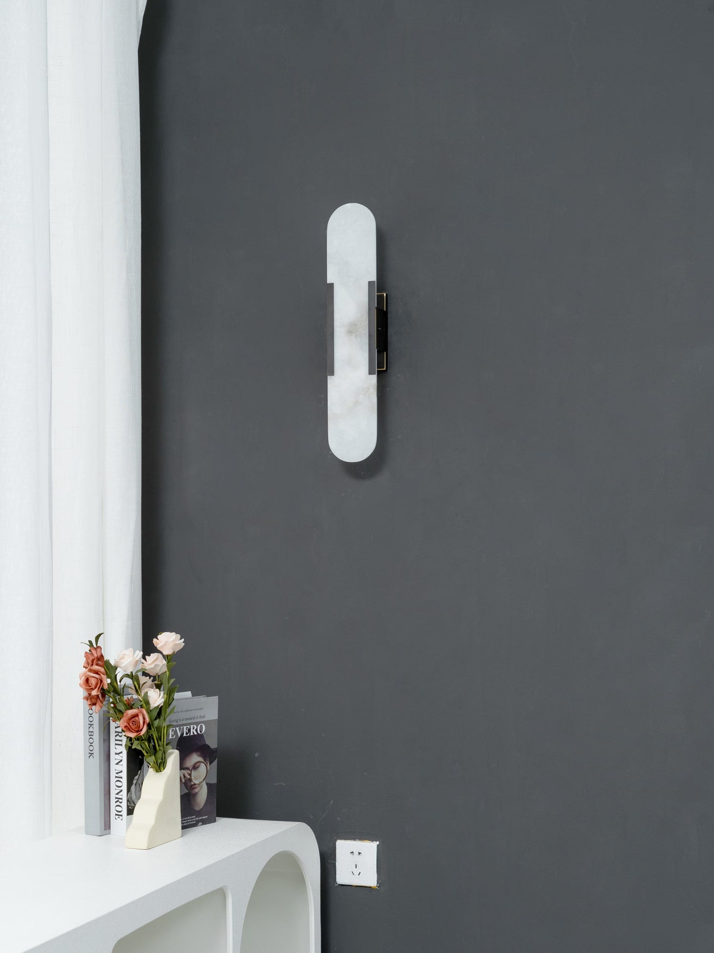 Oval vägglampa i marmor