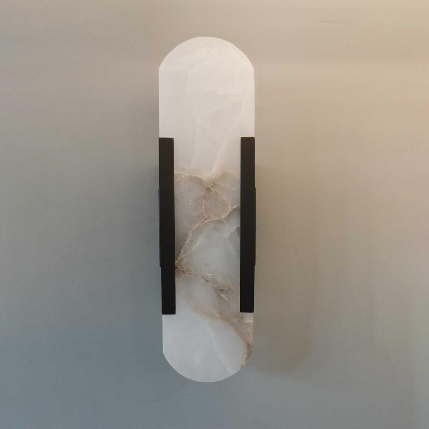 Oval vägglampa i marmor