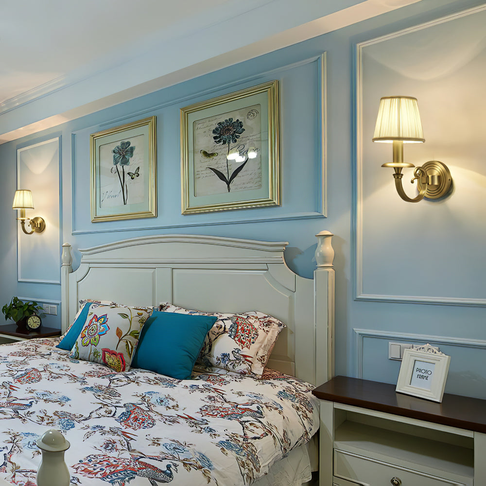 Vägglampa i kungligt guld