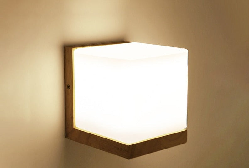 Led-vägglampa i modernt trä