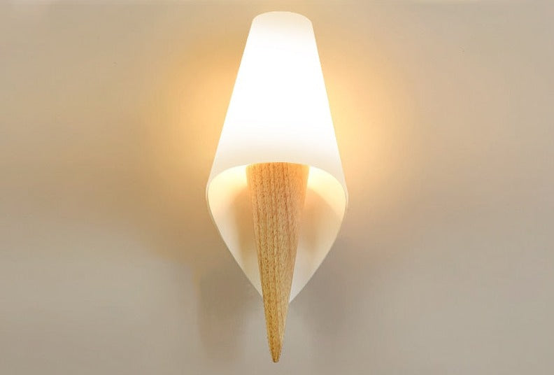 Led-vägglampa i modernt trä