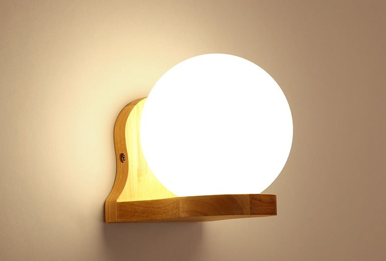 Led-vägglampa i modernt trä