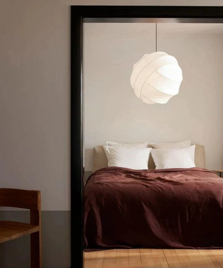 Wabi sabi hängsmycke med silkeskula