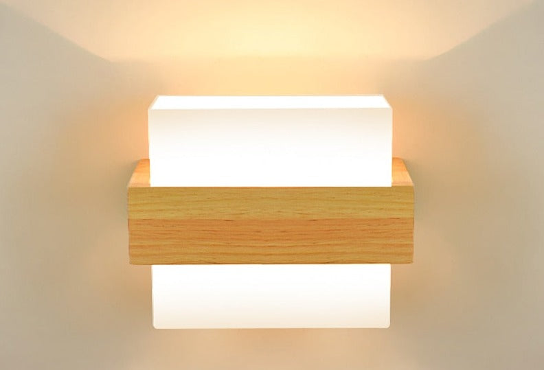 Led-vägglampa i modernt trä