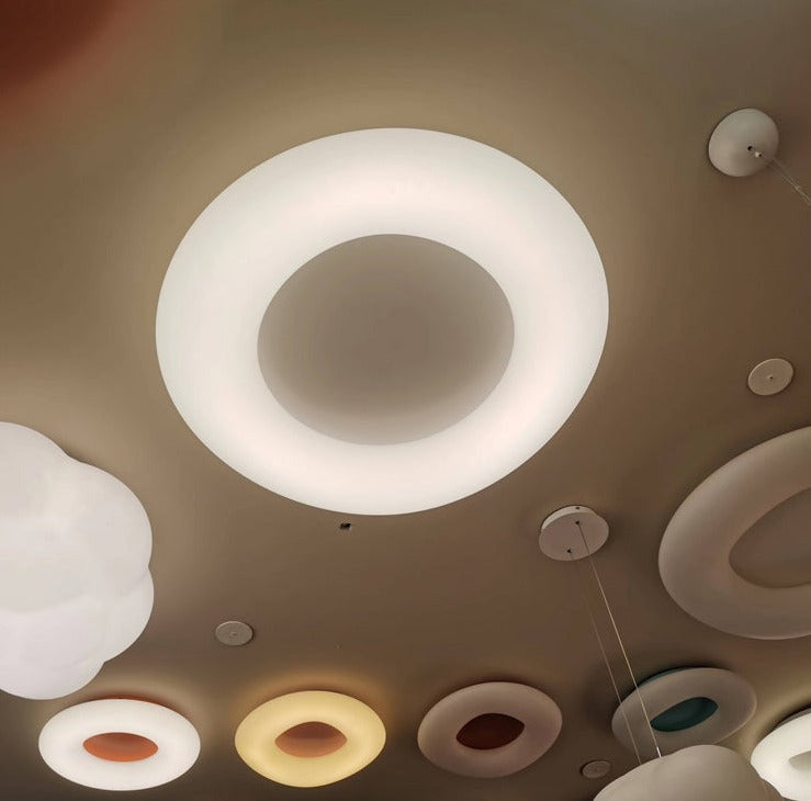 Taklampa med oval form