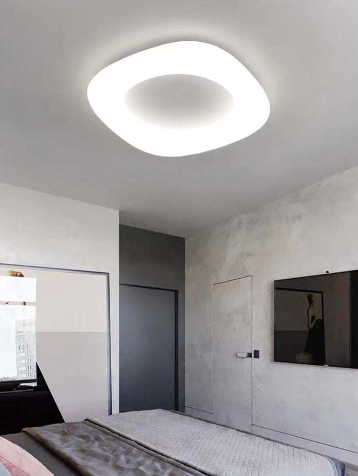 Taklampa med oval form