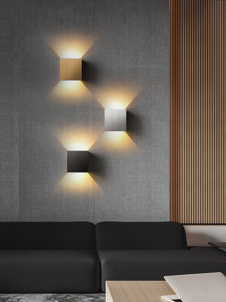 Minimalistisk vägglampa i aluminium