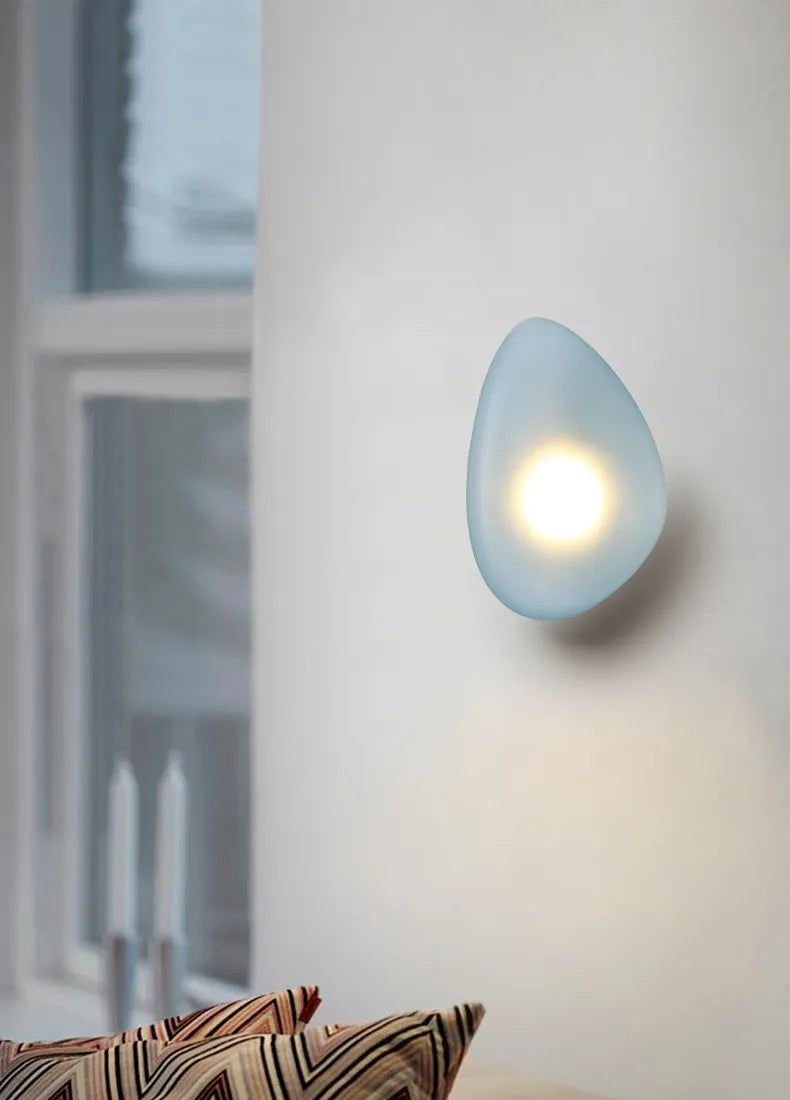Vägglampa i färgat glas