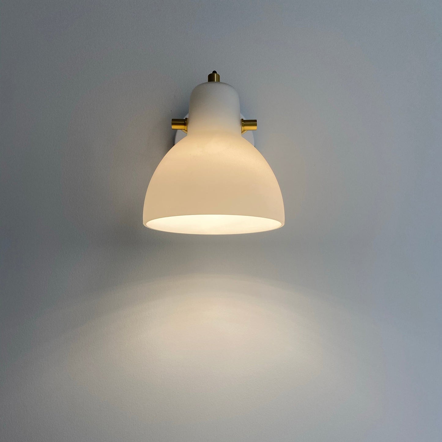 Vit vägglampa