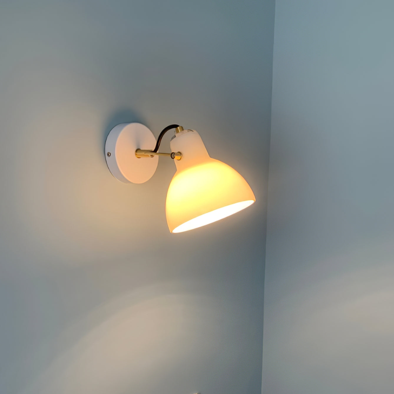 Vit vägglampa