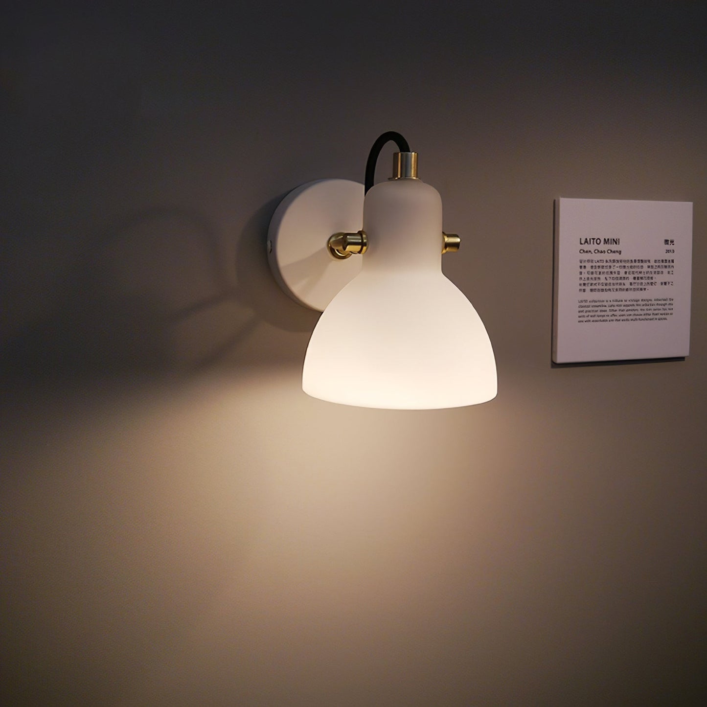 Vit vägglampa