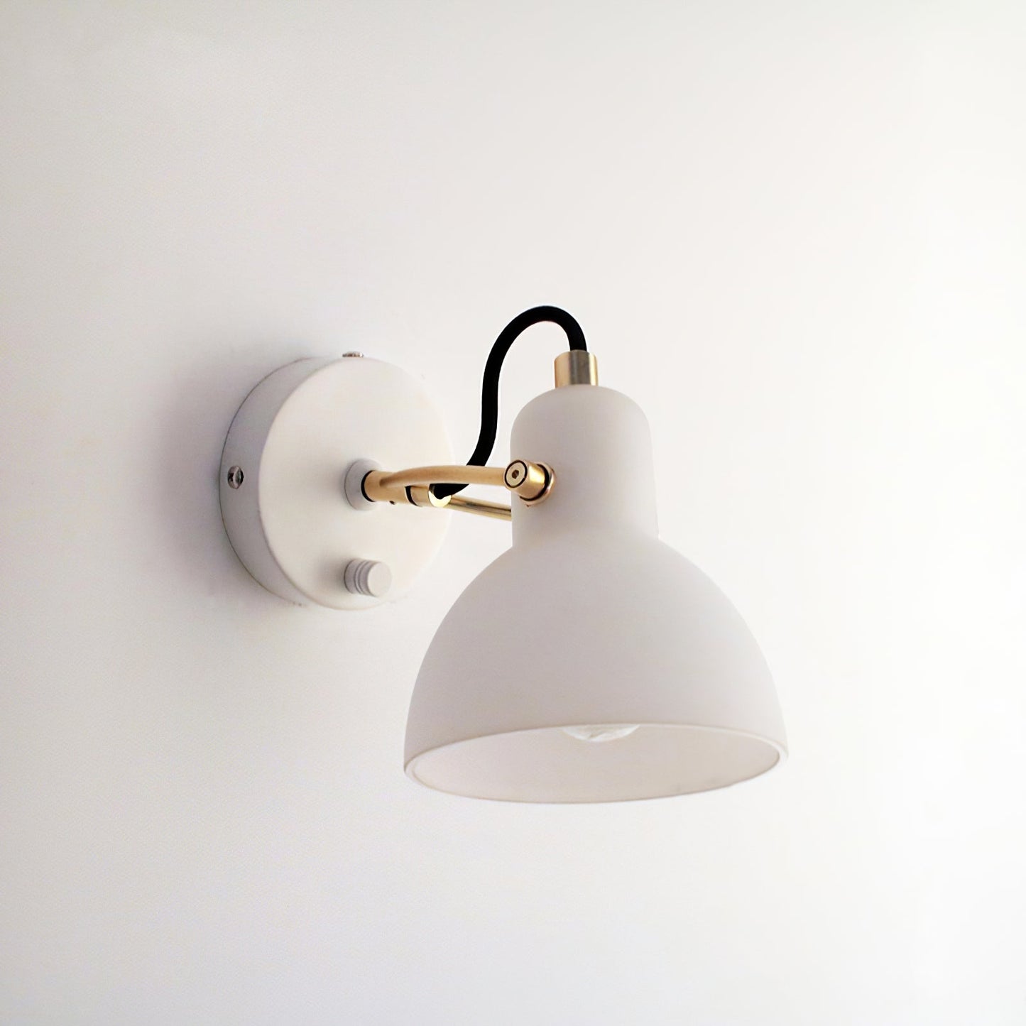 Vit vägglampa