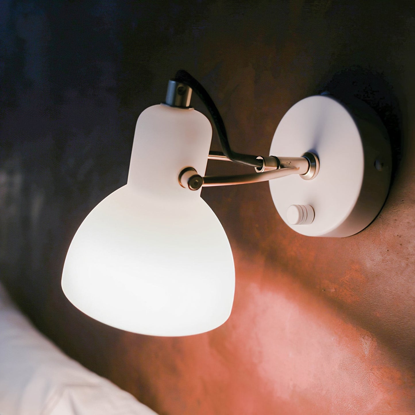 Vit vägglampa