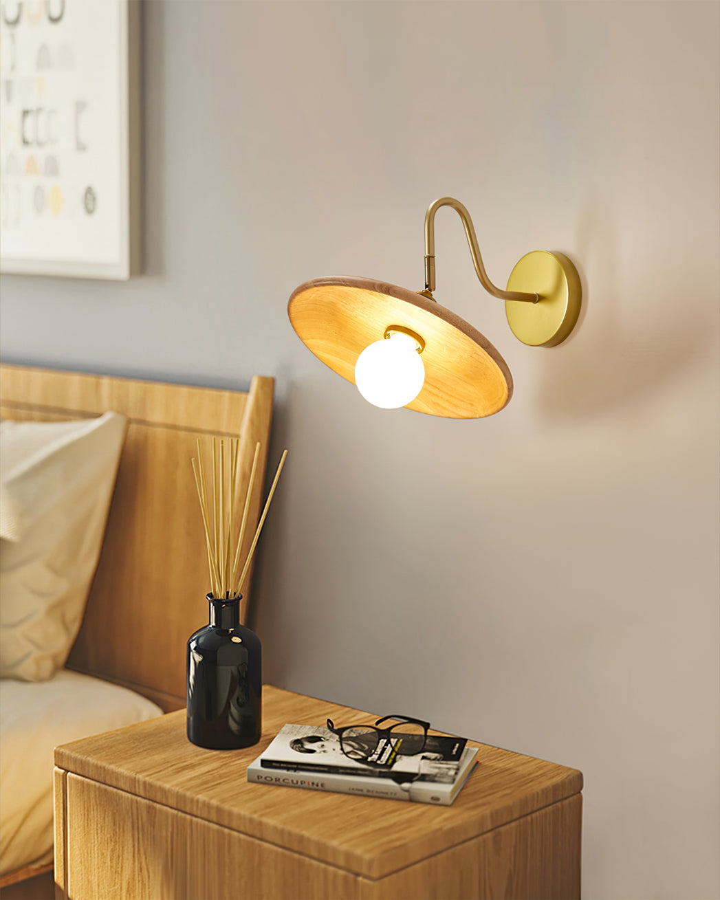 Justerbar vägglampa för sängbord