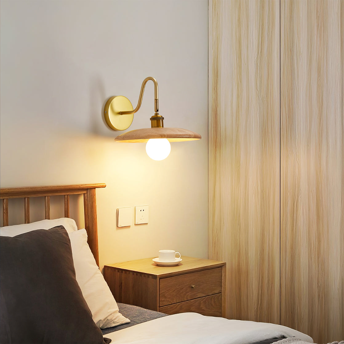 Justerbar vägglampa för sängbord