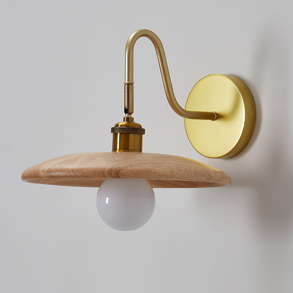 Justerbar vägglampa för sängbord