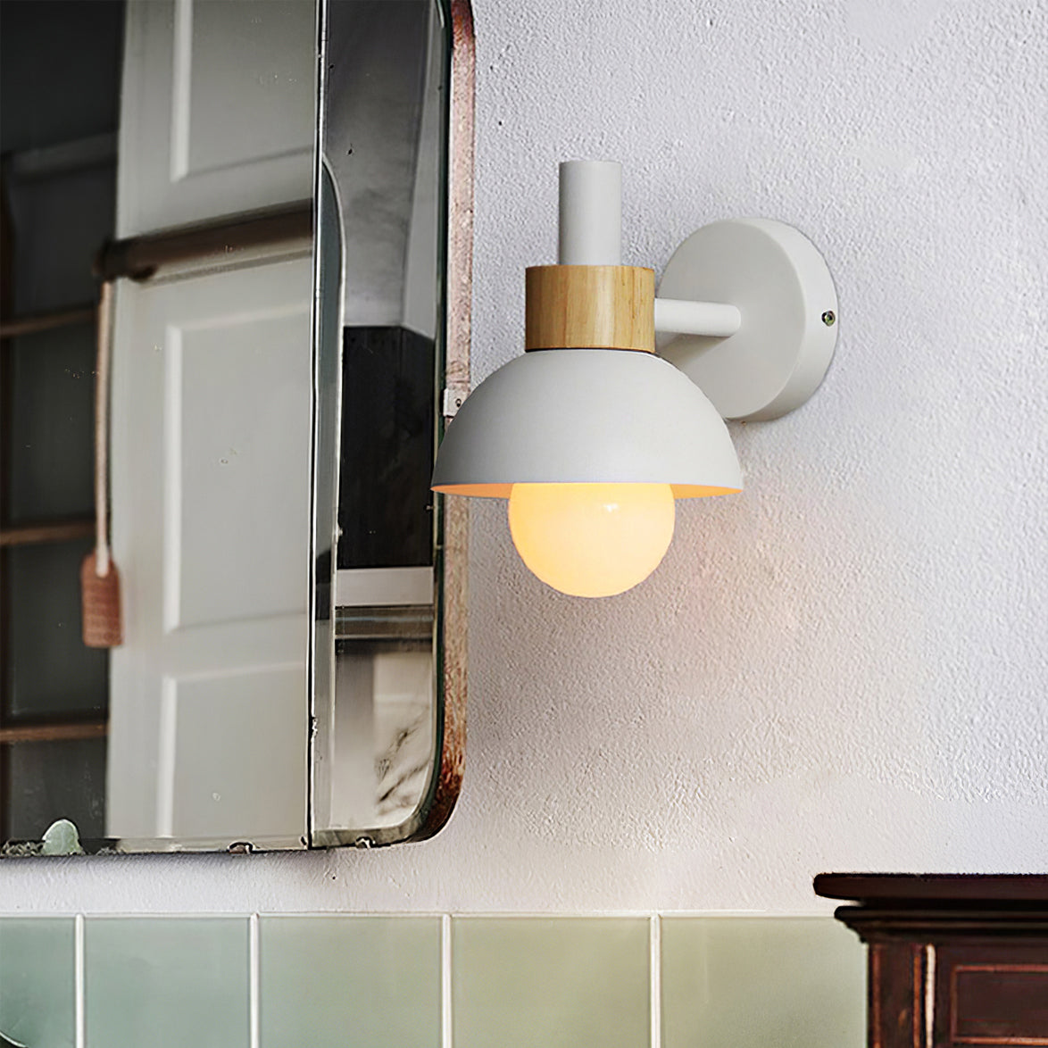 Minimalistisk vägglampa i trä