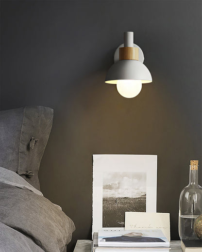 Minimalistisk vägglampa i trä