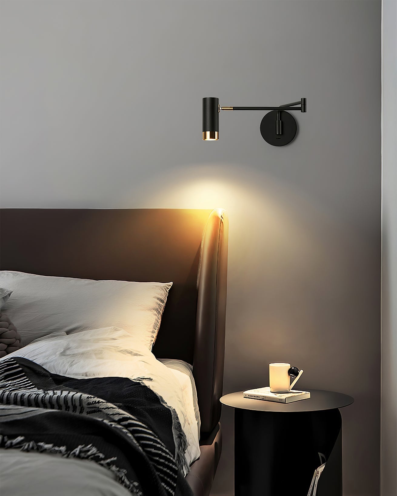 Vägglampa med justerbar arm