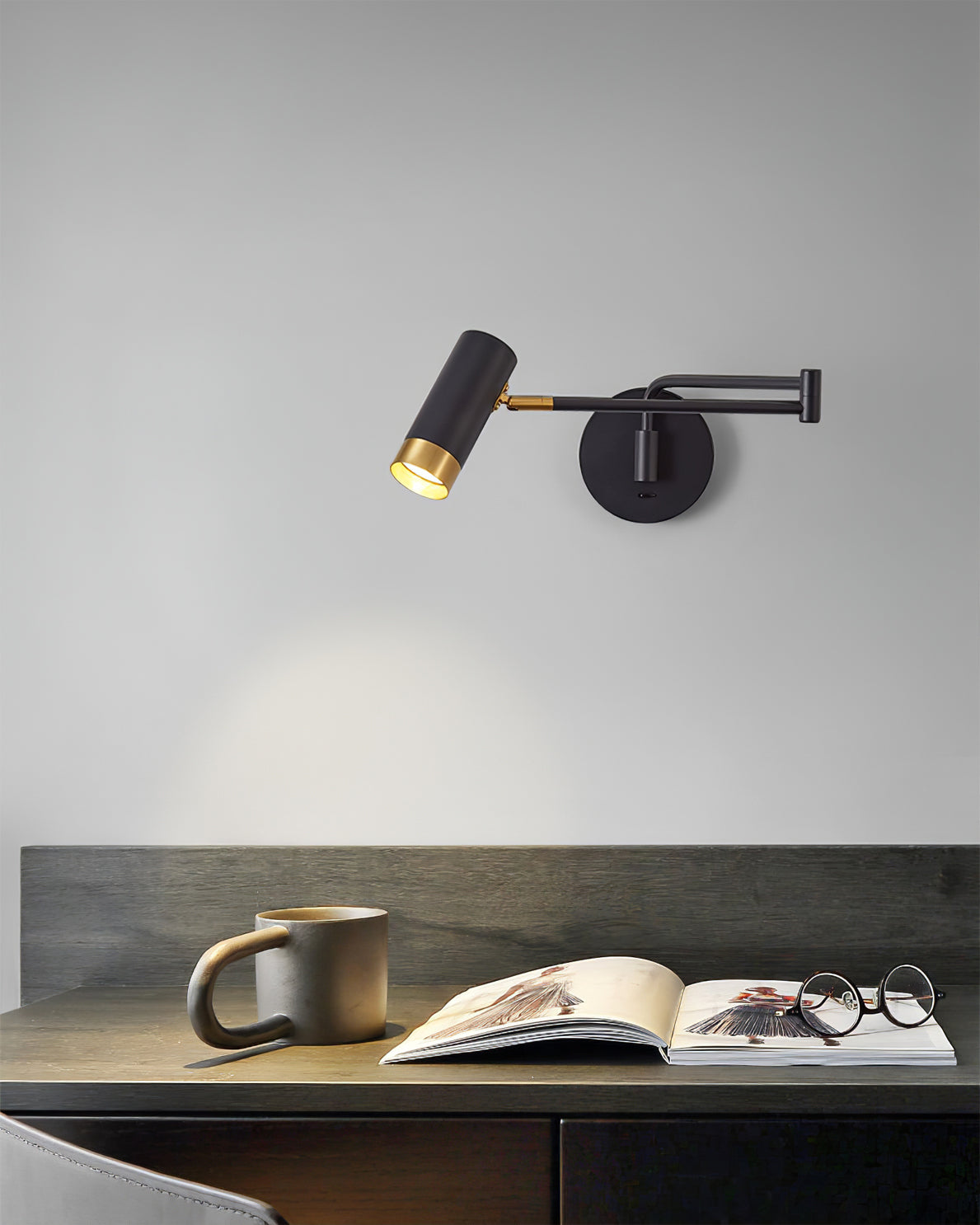 Vägglampa med justerbar arm
