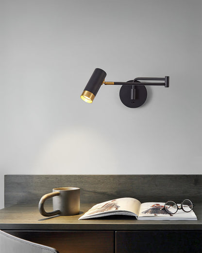 Vägglampa med justerbar arm