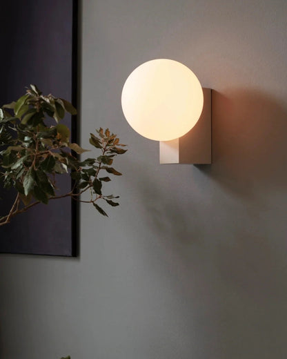 Minimalistisk vägglampa i trä
