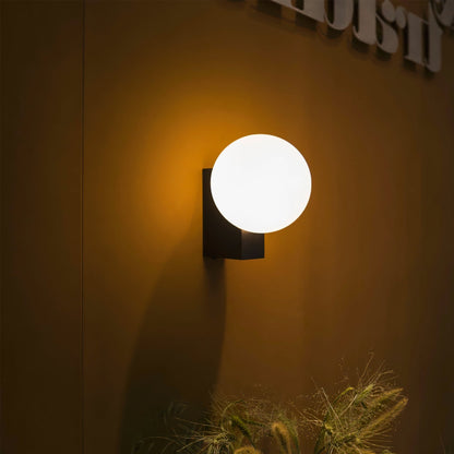 Minimalistisk vägglampa i trä