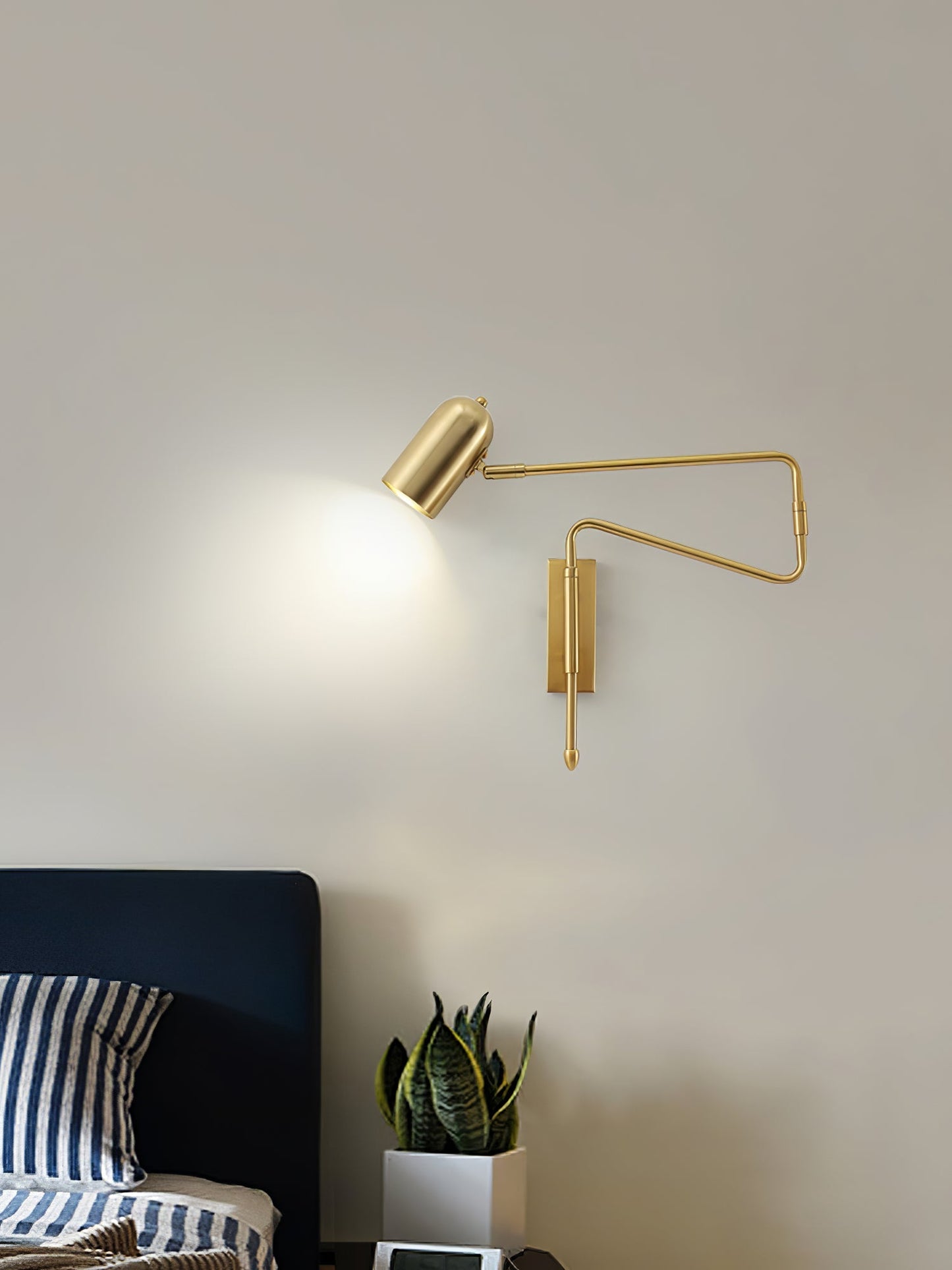 Vägglampa med roterande arm