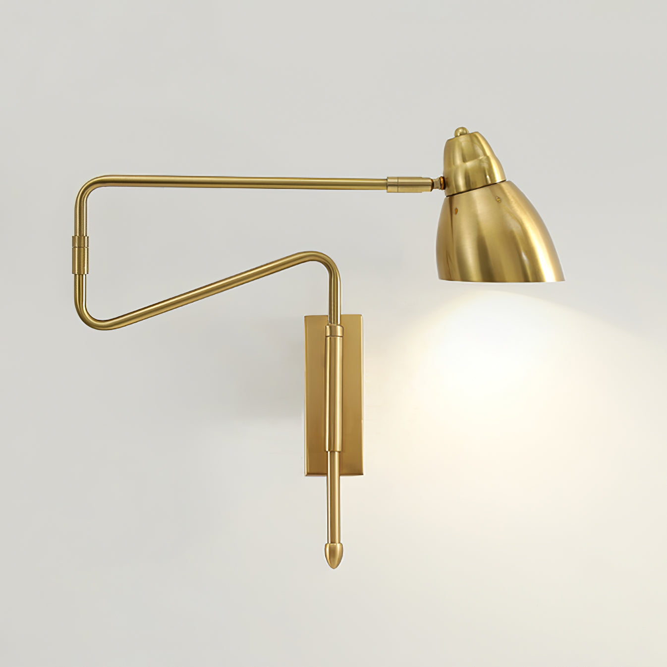Vägglampa med roterande arm