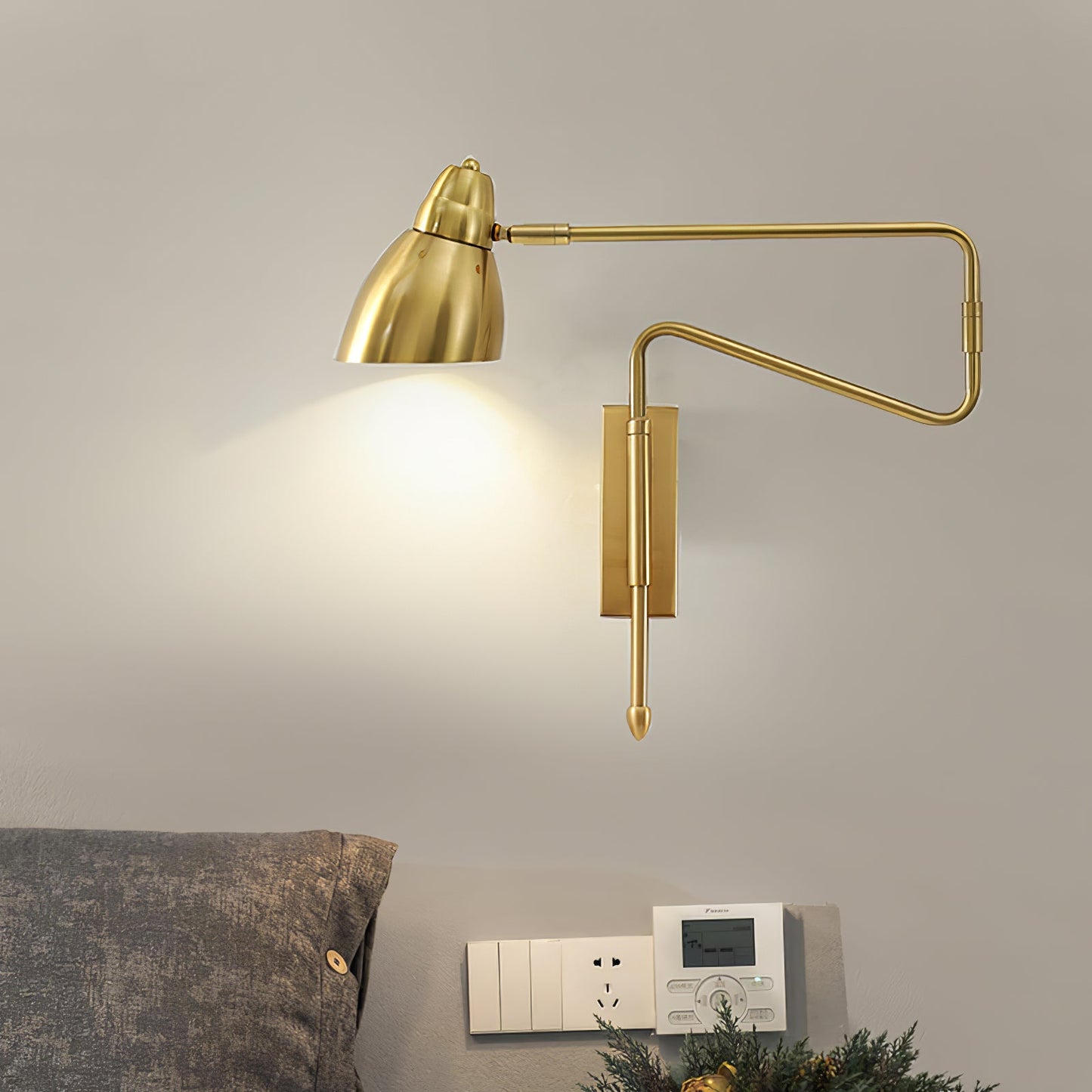 Vägglampa med roterande arm
