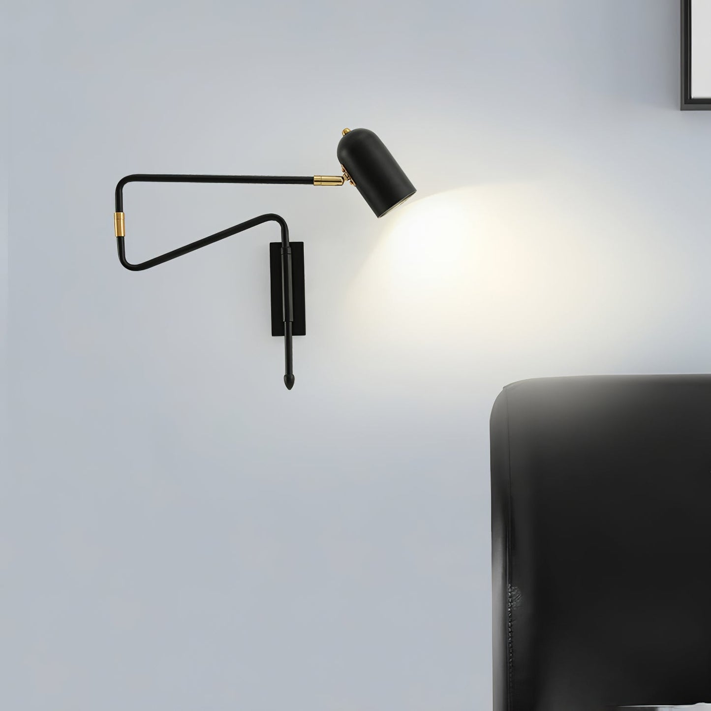 Vägglampa med roterande arm
