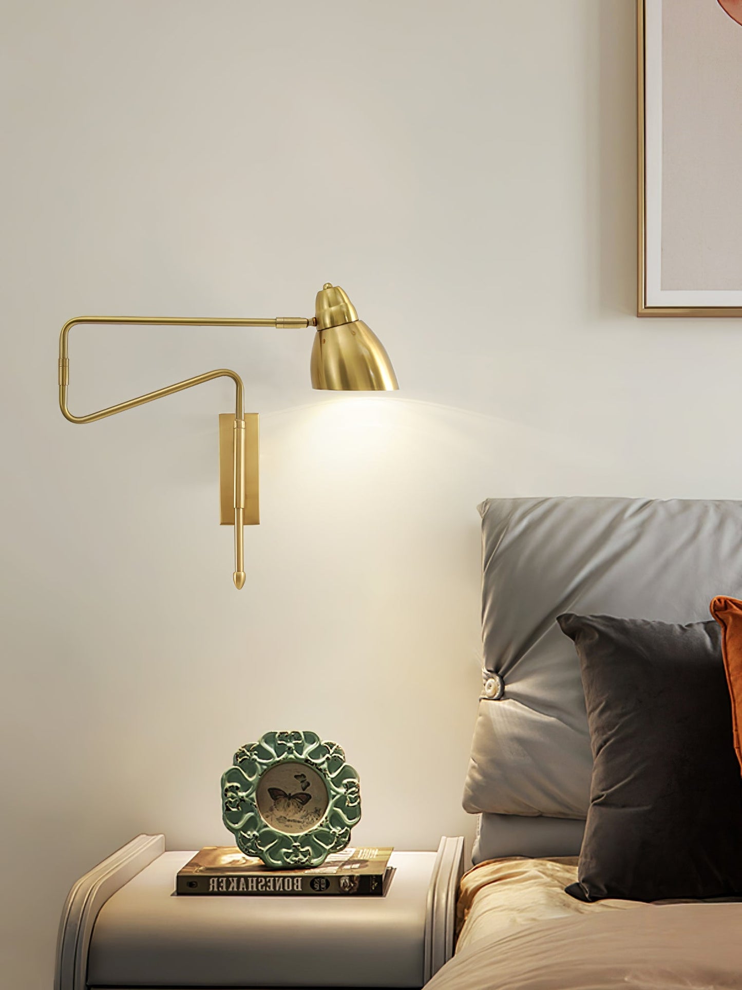 Vägglampa med roterande arm
