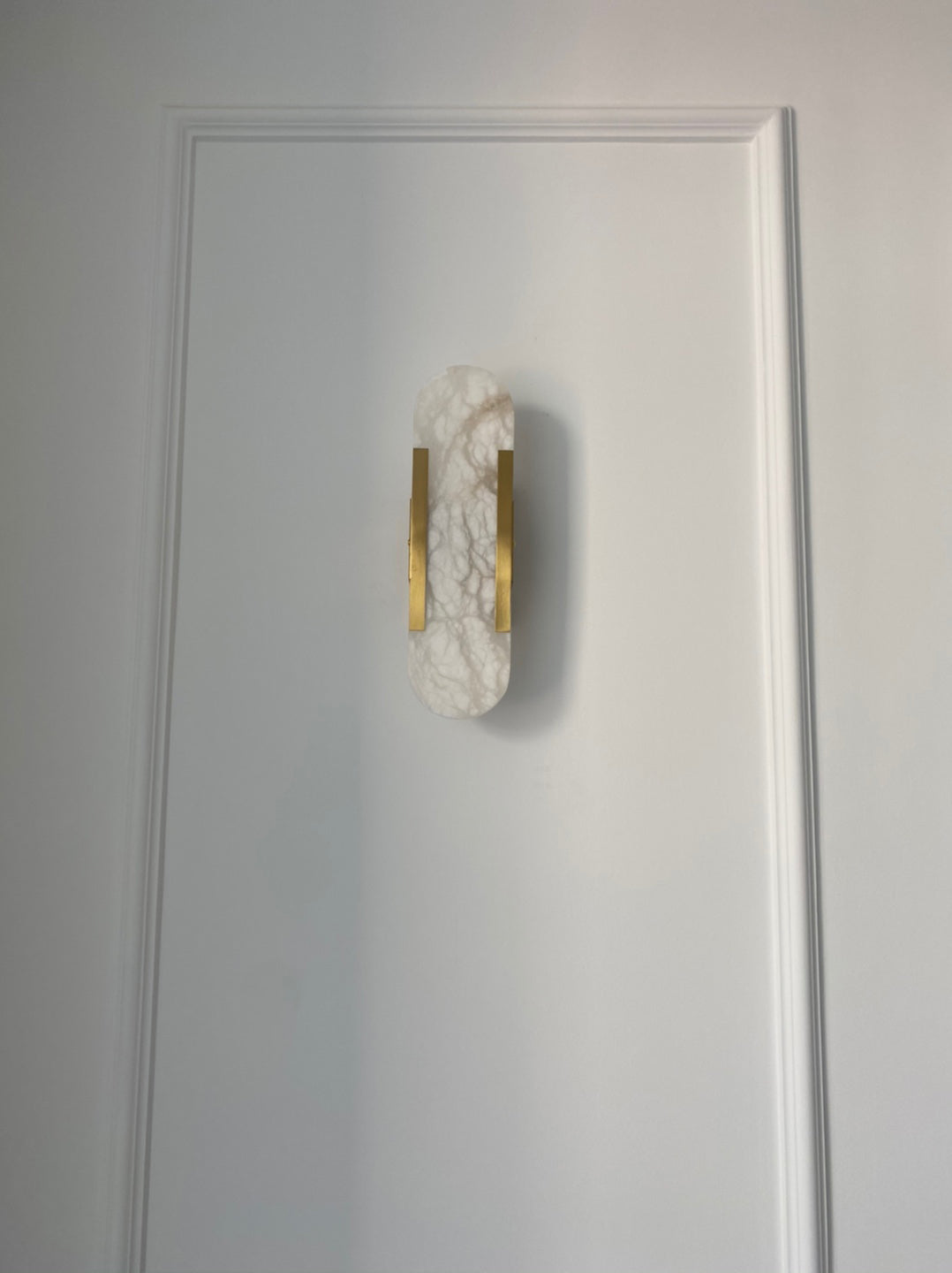 Oval vägglampa i marmor