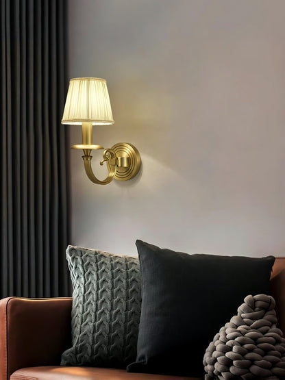 Vägglampa i kungligt guld