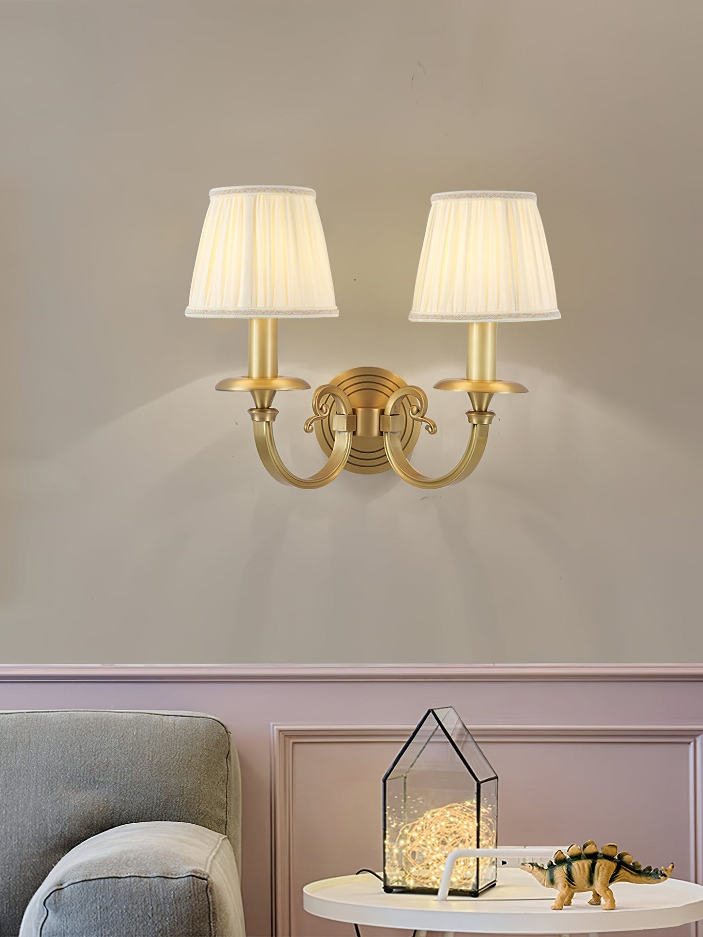 Vägglampa i kungligt guld
